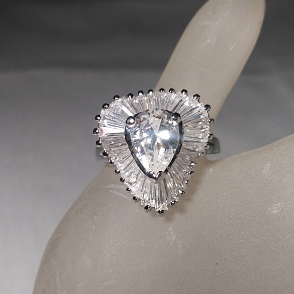 Avon Vintage Elizabeth Taylor Midnight Romance Ring